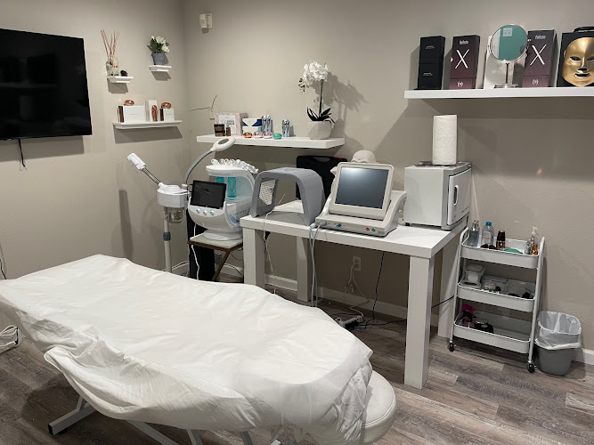 Lilly Beauty Facial Spa | EMsculpt | Laser lipo | Botox