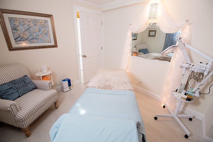 Lash Out Extensions and Esthetics