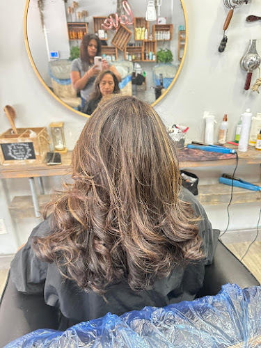 ROCA BEAUTY LOUNGE: DOMINICAN BEAUTY SALON